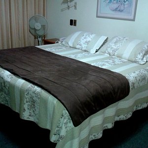 La cama es agradable y cómoda, y la habitación tiene una iluminación versátil, muy fácil de usar
