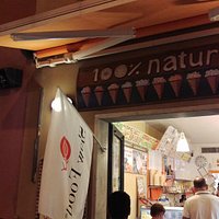 Insegna gelateria e bandiera Slow Food