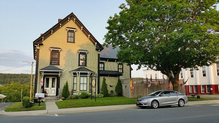 Bennett House Bed & Breakfast / #CanadaDo / Best Places to Stay in Woodstock