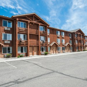 Kelly Inn-West Yellowstone in West Yellowstone, image may contain: Neighborhood, Hotel, Sky, City