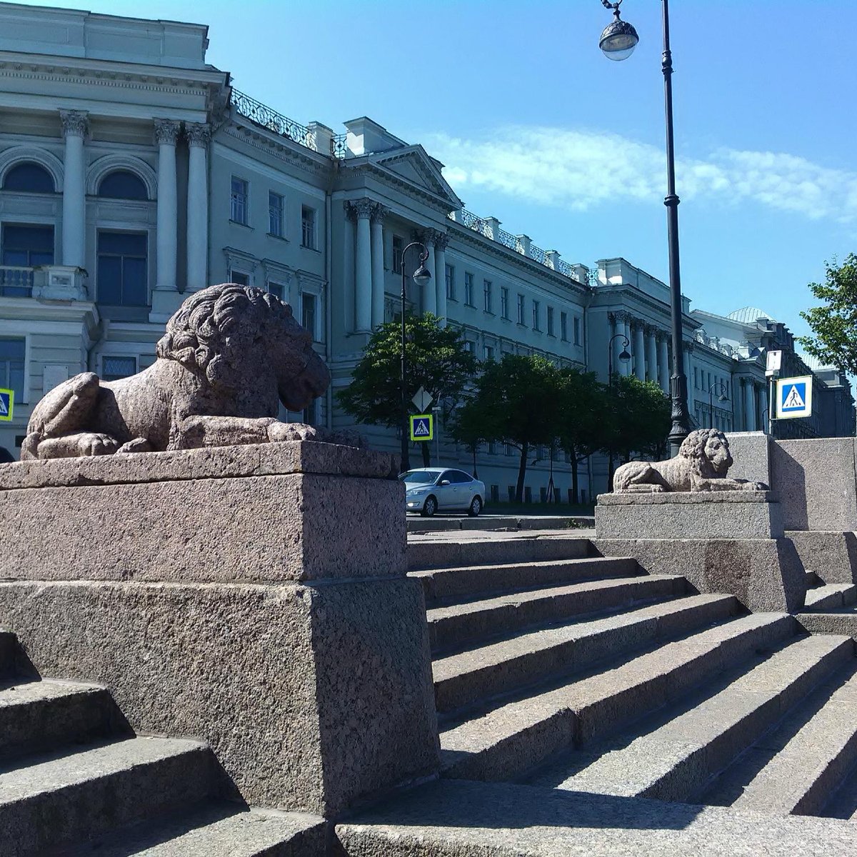 Адрес лев. Львы на набережной Макарова в Санкт-Петербурге. Спуск со львами Санкт-Петербург набережная Макарова. Набережная Макарова спуск со львами. Адмиралтейская набережная 2 спуск со львами.