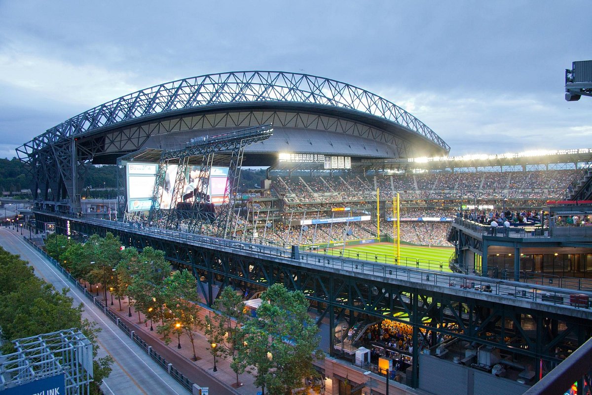 Stadium hotel. Сиэтл стадион. Seattle Silver cloud. Аэропорт Сиэтл фото. People Stadium Hotel.