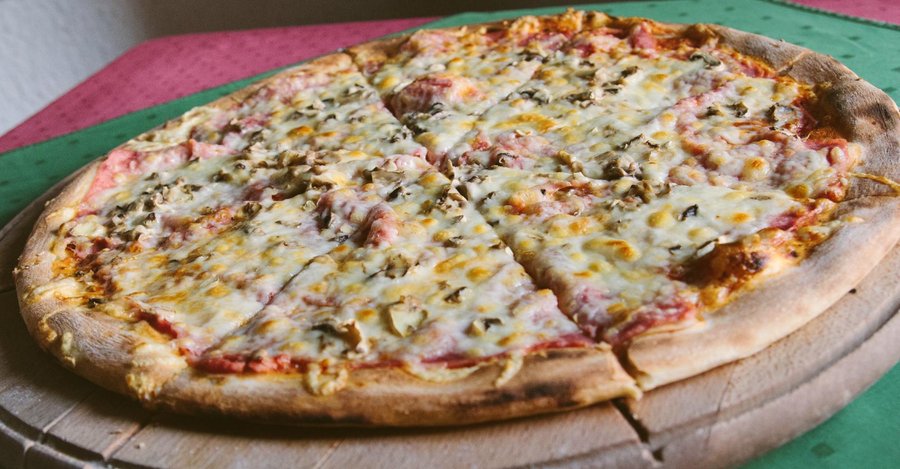 Porodična pizza iz pizzerije Borsalino
