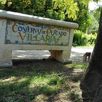 Uno de los bancos, a la sombra, de los muchos que pueblan el Botánico.