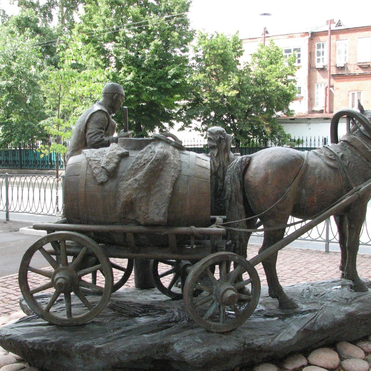 Памятник казанскому. Памятник водовозу в Казани. Памятник Казанскому водовозу. Улица Горького памятник Казанскому водовозу. Скульптура водовоз в Казани.