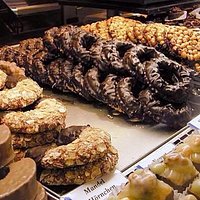 Massor med gott fikabröd i fin gammal miljö