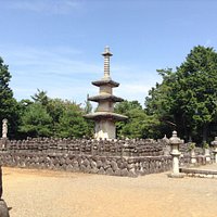 石段の先に広がる石の塔