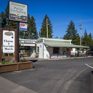 Charm Motel & Suites