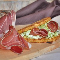 Tortèl di patate con speck trentino