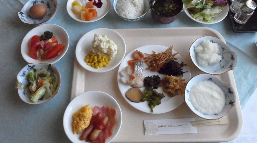 朝食。野菜とご飯といぶりがっこが美味しい
