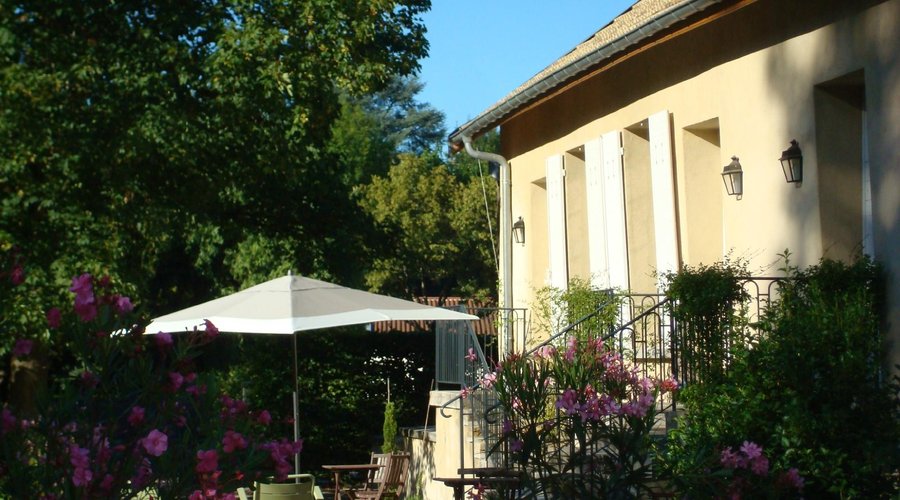La façade vue du jardin