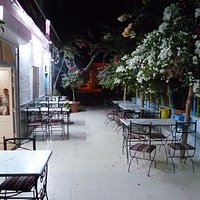La terrasse sous les bougainvilliers et les plats délicieux