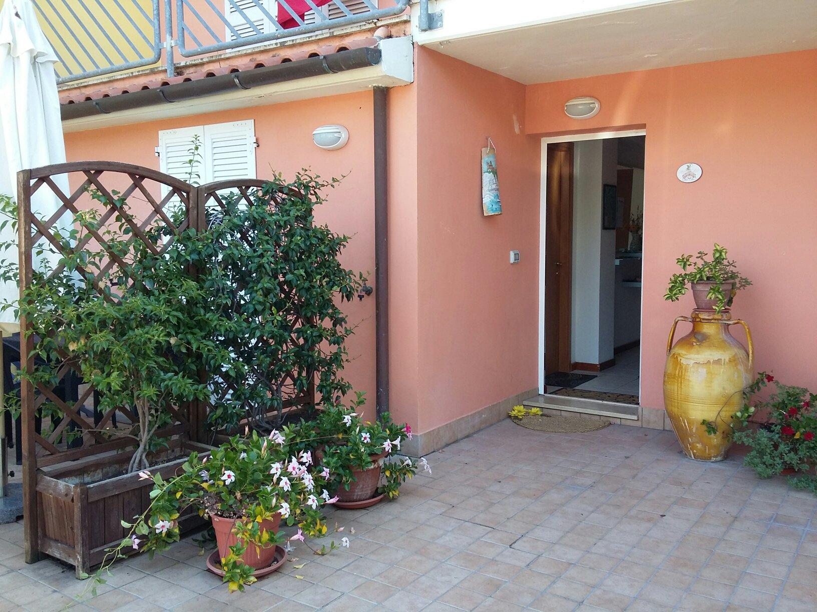 B&B A DUE PASSI DAL MARE - Prices & Guest House Reviews (Numana, Italy)