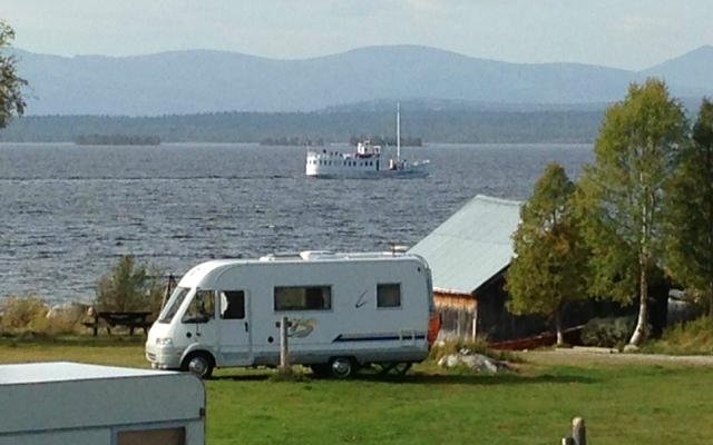 Liten campingplass ved Femunden.  Fæmund ll går hver dag i sommersesongen.