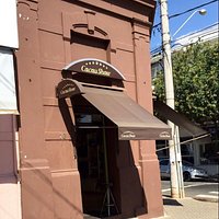 Fachada, bem no centro da cidade.