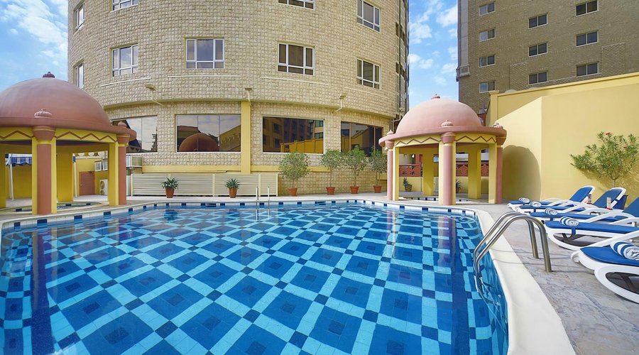 OUTDOOR SWIMMINGPOOL