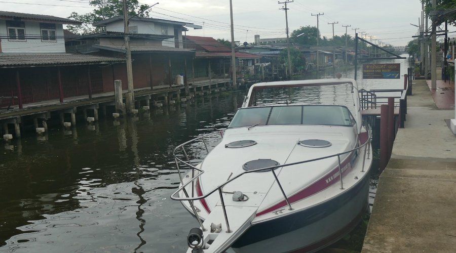 Boat which brings you to the floating market