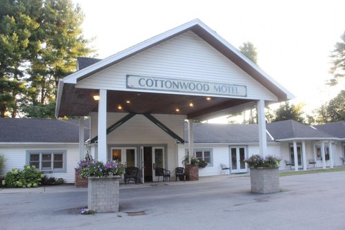 Cottonwood Motel image