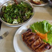Bife de chorizo e salada orgânica