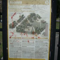 Cartel con la explicación de los monumentos que hay allí