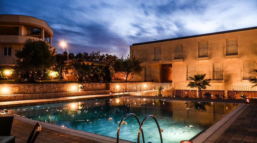 la nostra piscina al tramonto