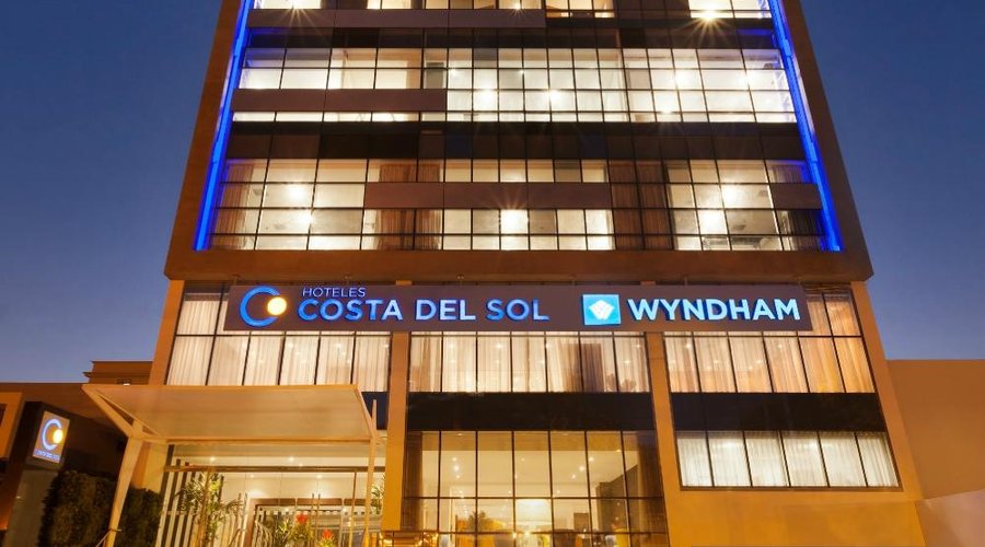 Fachada de noche