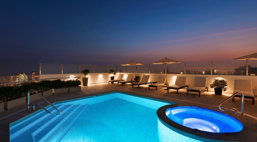 Piscina y terraza con vista a la ciudad
