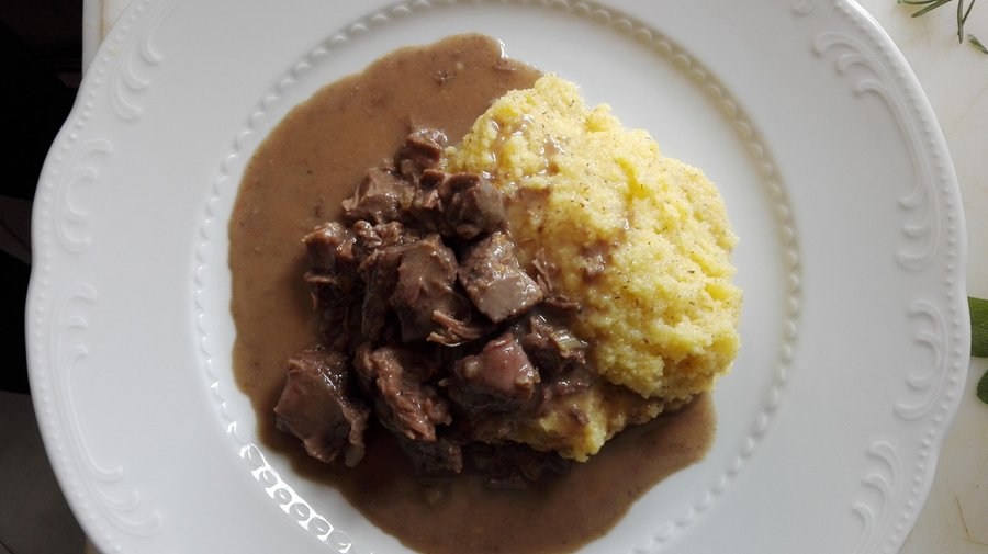 Spezzatino di cervo con Polenta mais e saraceno