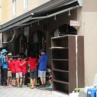 話を聞く子供たち 夏休みのお勉強会でしょうか?