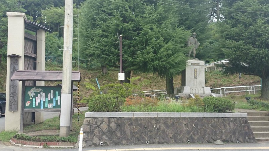 小学校の校門のすぐ横にあります