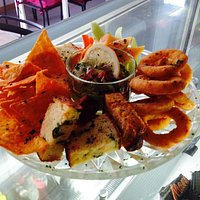 Cocktails à la bière, tapas, grillades et autres gourmandises du café de la gare.