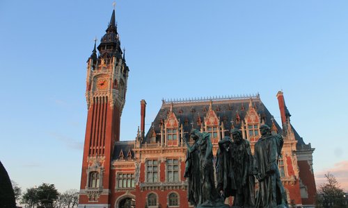 Prédio da prefeitura com a escultura de Rodin à frente.