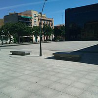 Panorámica, lateral y plaza donde esta