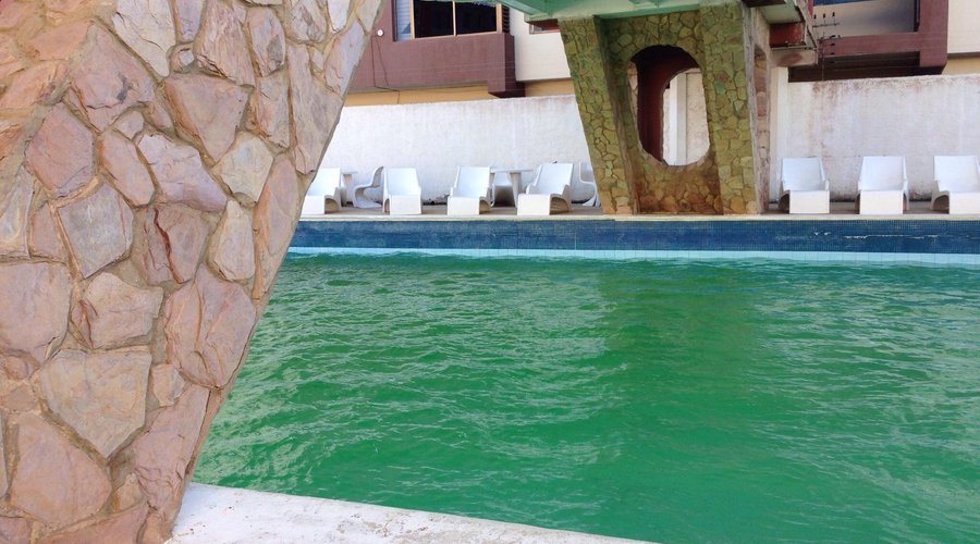 Malo malo malo piscina verde, habitaciones con un terrible ataque de humedad, servicio de desayu