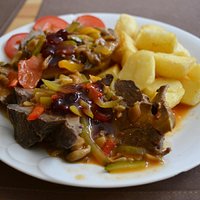 Carni di cervo e di cinghiale selvatico con contorno di patate