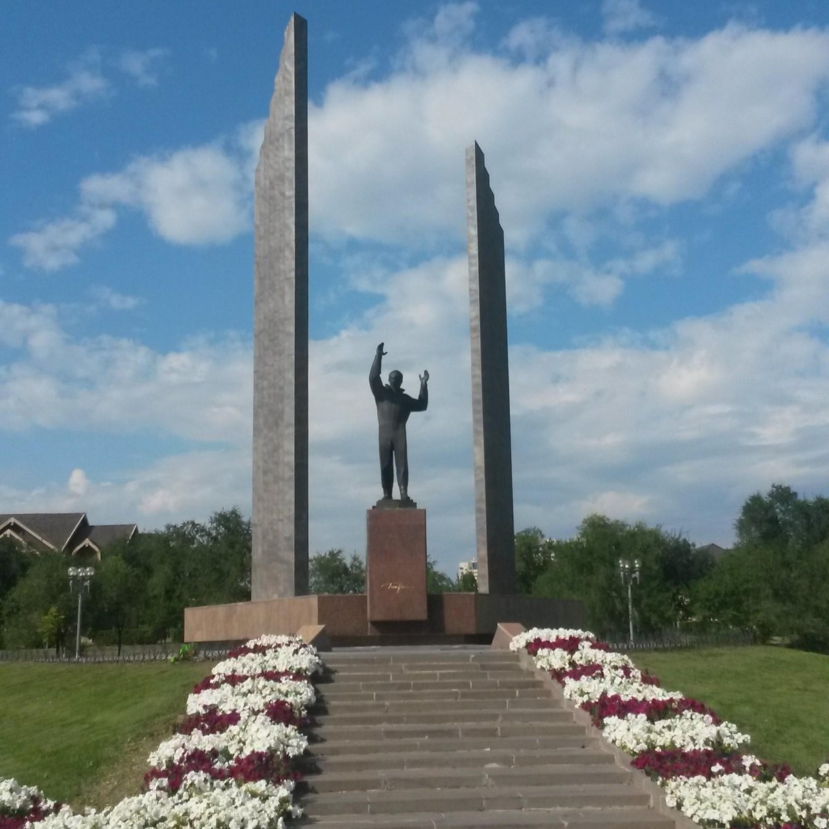 Памятники оренбурга. Памятник Гагарину в Оренбурге. Памятник Гагарина в Оренбурге Национальная деревня. Парк имени ю а Гагарина Оренбург. Памятник около космоса Оренбург.