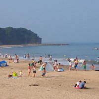 灯台の見える久慈浜海水浴場