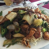 Tallarín especial (vegetales, lomo, pollo, chancho y camarón)