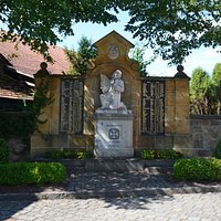 Denkmal umrahmt von Grün