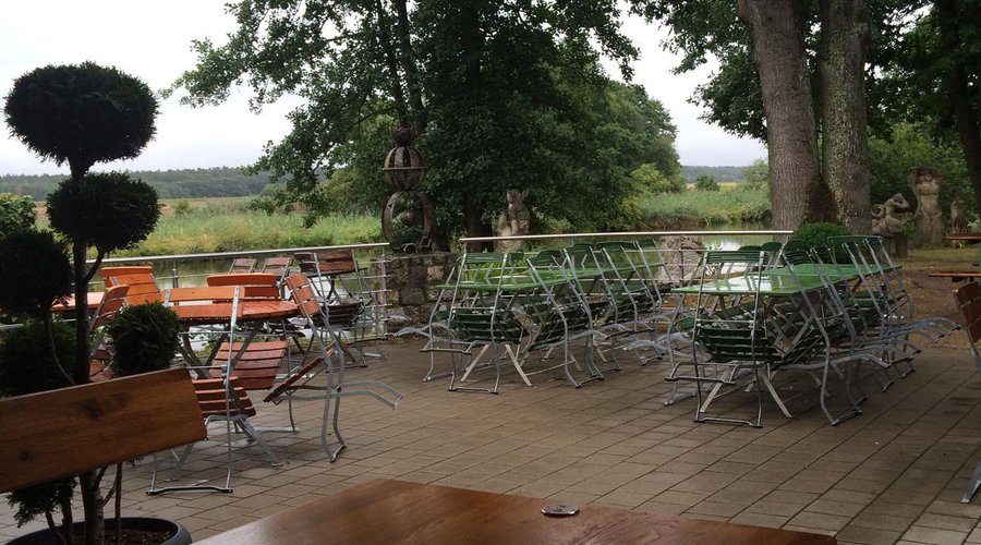 Restaurant innerhalb Camping direkt an der Regniz. Bewaldete Anlage.