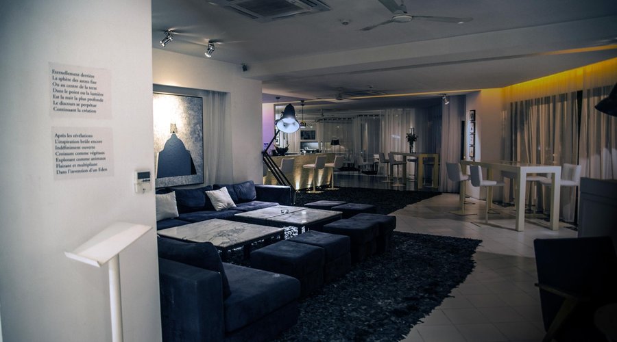 Restaurant lounge
