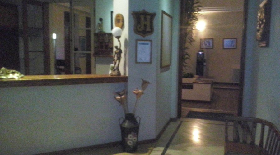 Ingreso y registro de entrada al hotel.