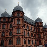 В настоящее времы во дворце распологается Высшая школа музыки