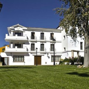 Jardin y Fachada del Hotel