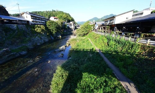 民家、遊歩道、川