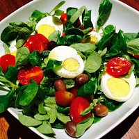 Insalatona valeriana, pomodorini e uovo sodo
