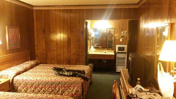 RENATTO INN - Motel Reviews (Clinton, IN)