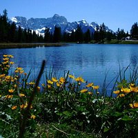 il piccolo lago d'Antono con il monte Sorapiss sullo sfondo