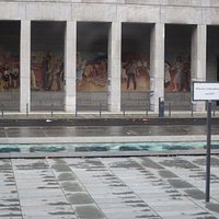 ビルの壁に絵が描かれています
