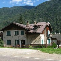 Madonnina dei Giovani esterno casa e altare con quadro raffigurante la Madonnina dei Giovani